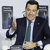 El enigmático anillo de Juanma Moreno, un remedio para poder dormir tranquilo por las noches