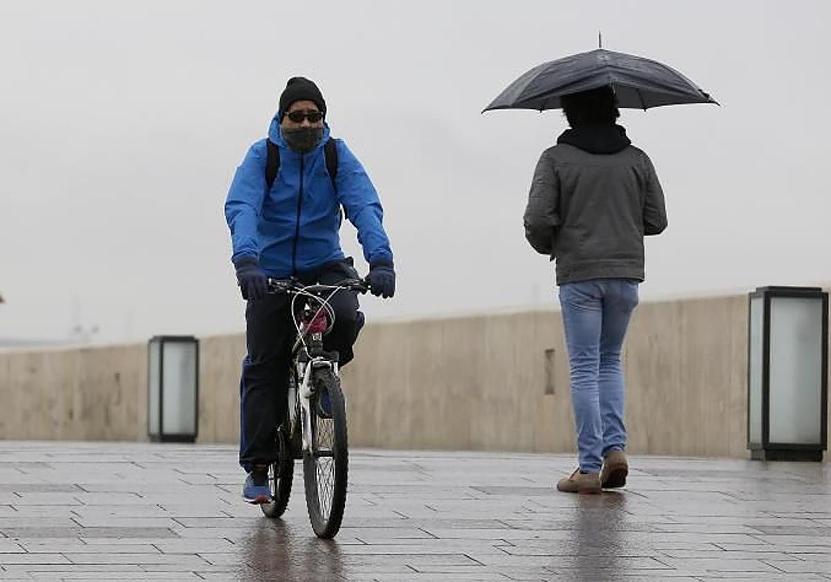 Dos viandantes bajo la lluvia en Córdoba