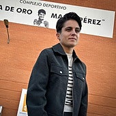 María Pérez, ante la fachada del complejo deportivo que desde hoy recuerda su figura y sus éxitos