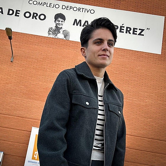 María Pérez, ante la fachada del complejo deportivo que desde hoy recuerda su figura y sus éxitos