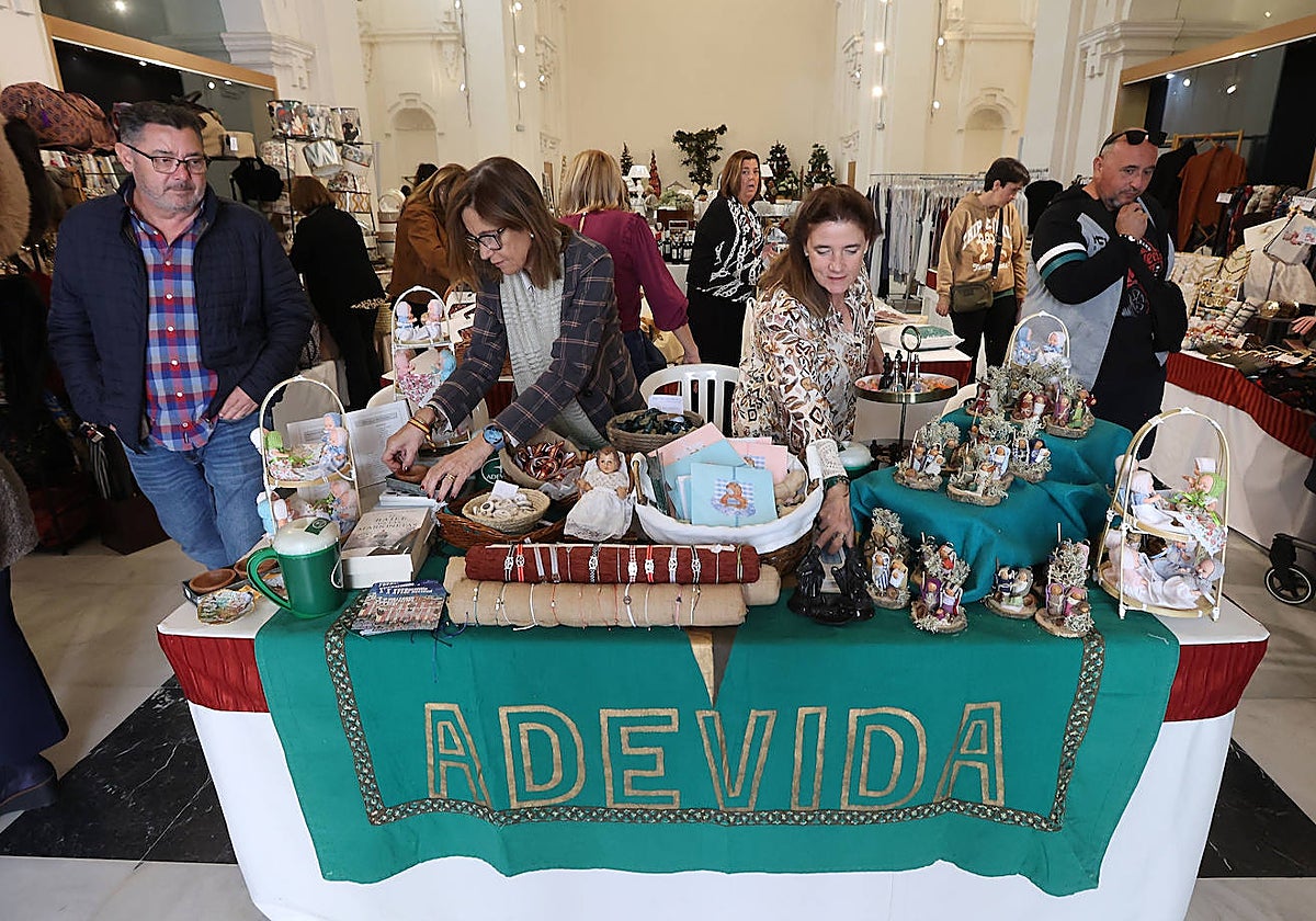 La inauguración del baratillo de Navidad de Adevida en Córdoba, en imágenes