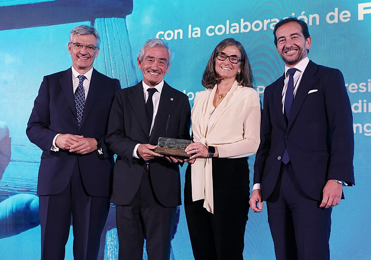 José María Pacheco, presidente de Konecta, recoge el premio otorgado por la Fundación SERES