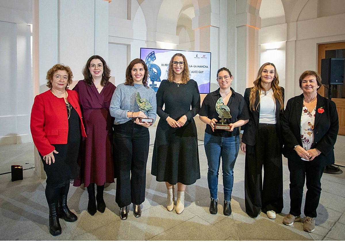 Las premiadas con la consejera de Igualdad, Sara Simón, en el Edificio Nuncio