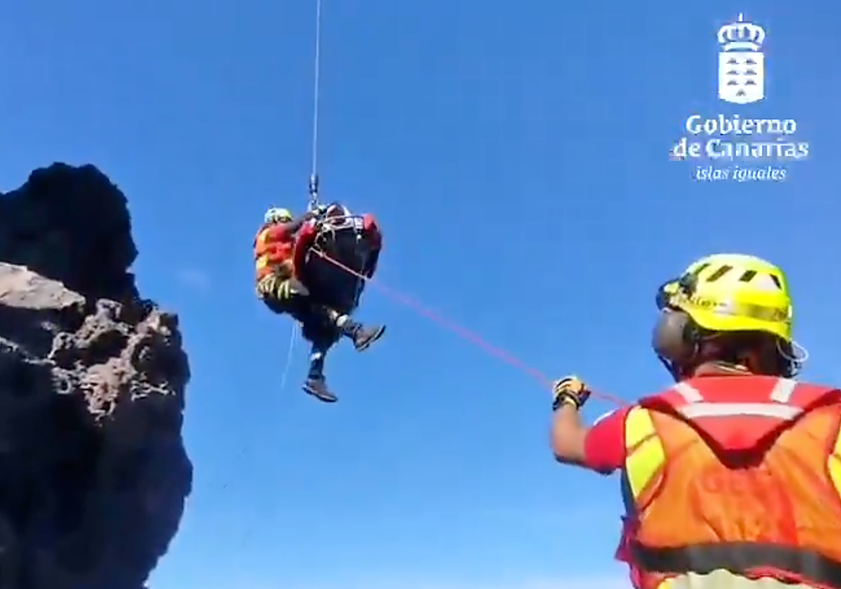 Rescatado en helicóptero un pescador accidentado en un acantilado en Tenerife