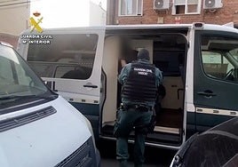 Dos detenidos por robar con fuerza relojes inteligentes, móviles o patinetes en comercios de Daimiel