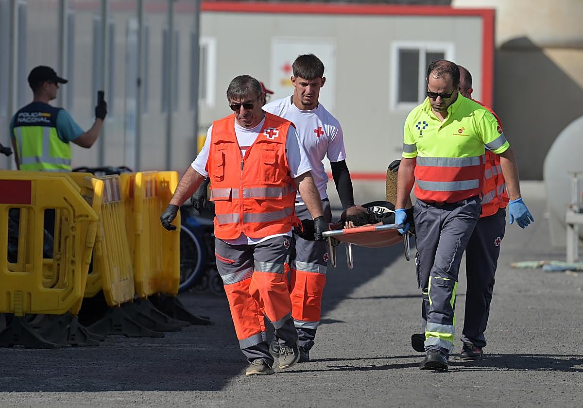 Salvamento Marítimo ha acompañado hasta el puerto de La Restinga un cayuco con 230 ocupantes a bordo que fue localizado a 17,7 kilómetros al sur de la isla