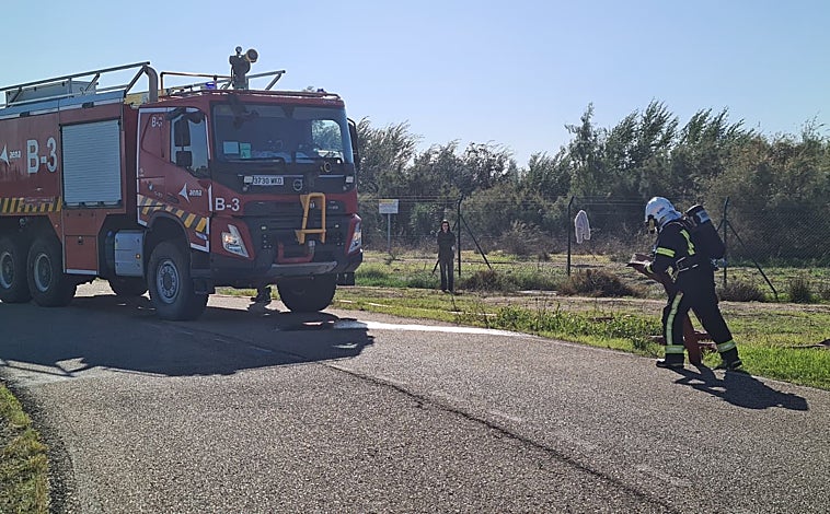 Imagen principal - Servicios de emergencias en el interior del Aeropuerto de Córdoba y sus instalaciones