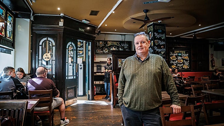 Matthew, dueño del pub irlandés James Joyce, sede para los aficionados de los Washington Commanders