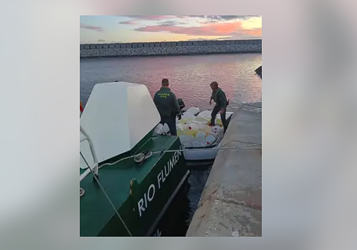 Embarcación interceptada en La Línea con combustible para aprovisionar a una narcolancha
