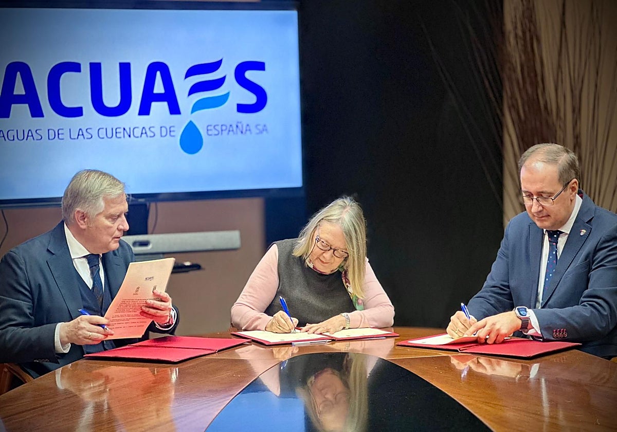 Firma del convenio entre Acuaes y los Ayuntamiento de Ciudad Real y Miguelturra
