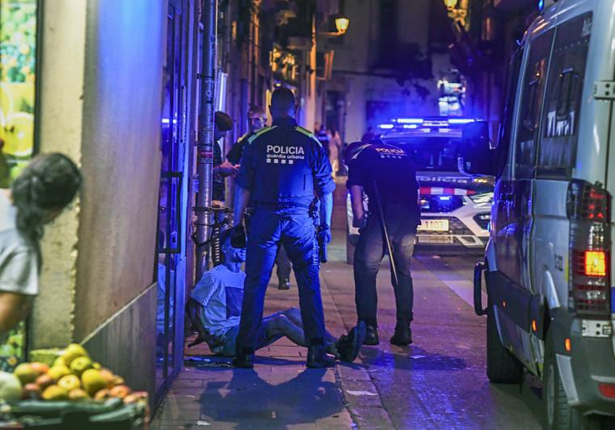 Dos agentes de la Urbana de Barcelona, durante una detención en el Raval