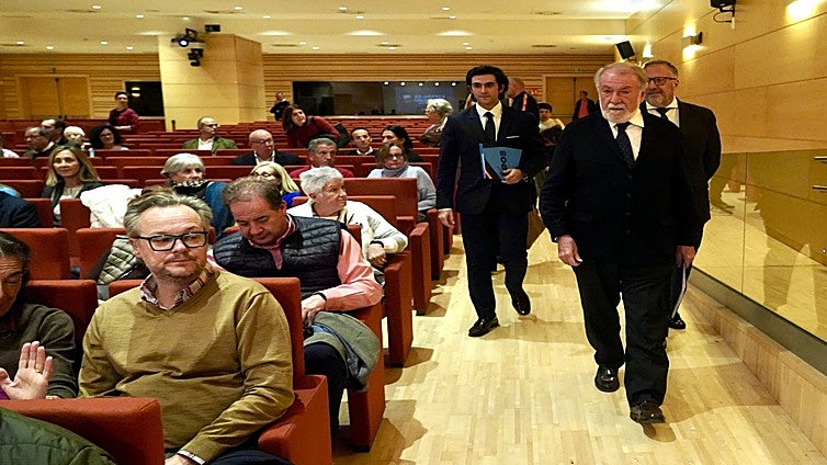 Mayor Oreja alerta del «riesgo» de una sociedad «anestesiada» por «la acumulación de escándalos»