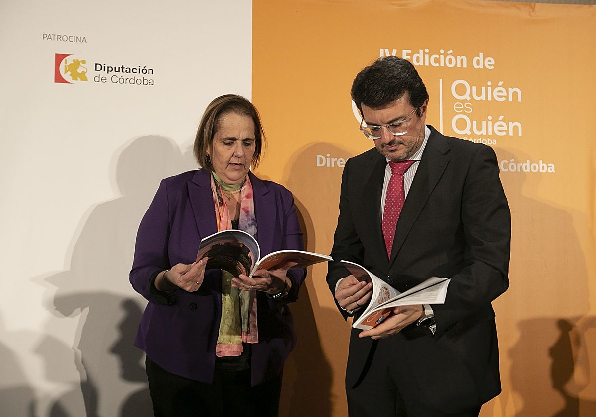 La primera teniente alcalde del Ayuntamiento y el director de ABC Córdoba ojean 'Quién es quién'