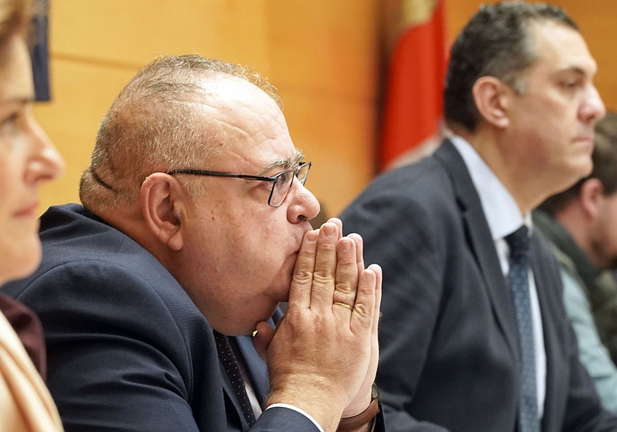 El consejero de Sanidad, Alejandro Vázquez, antes de su comparecencia en las Cortes de Castilla y León para explicar las partidas del proyecto de presupuestos de su departamento para 2026