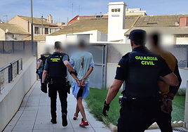 Sorprendidos por agentes de paisano mientras robaban: cinco detenidos en Alicante por saqueos en comercios y vehículos