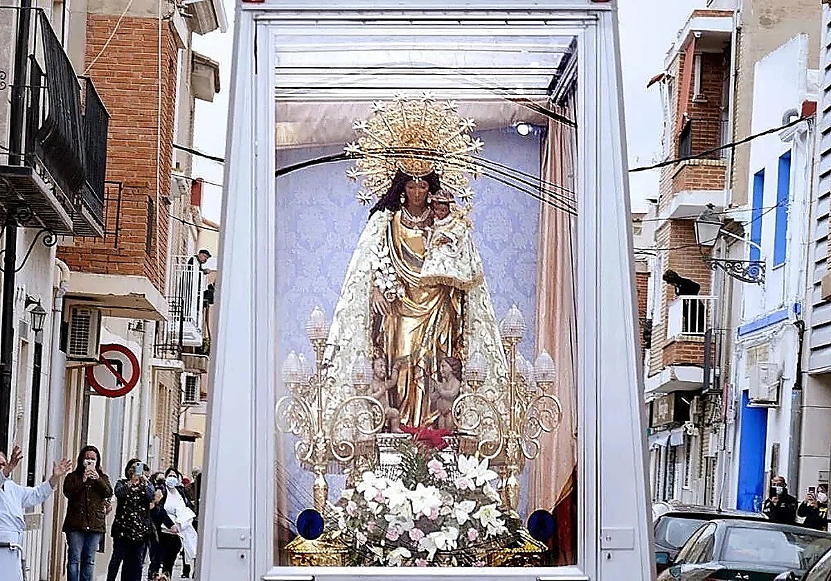 Imagen de archivo de la Virgen de los Desamparados en su visita a un pueblo de Valencia