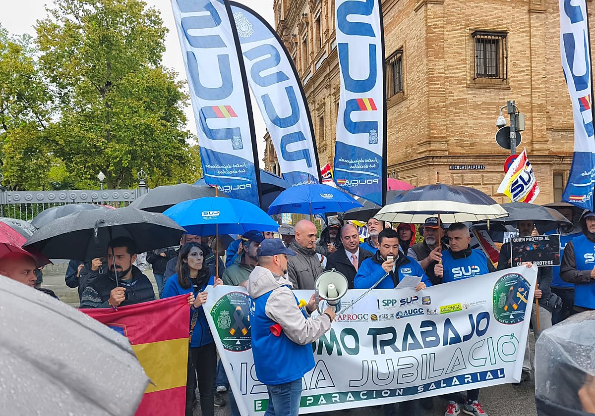 Concentración en la sede de la Delegación del Gobierno en Sevilla