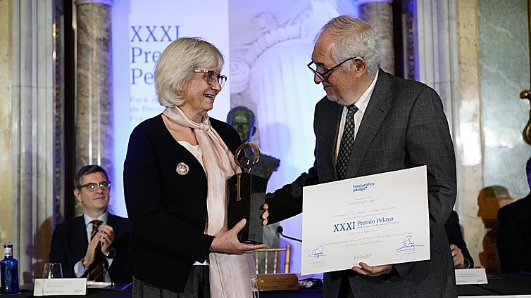 Paloma Biglino Campos recibe el Premio Pelayo para Juristas de Reconocido Prestigio