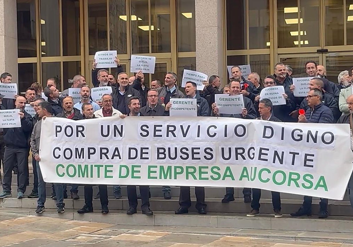 Los trabajadores de Aucorsa se manifiestan en la sede del Ayuntamiento de Córdoba
