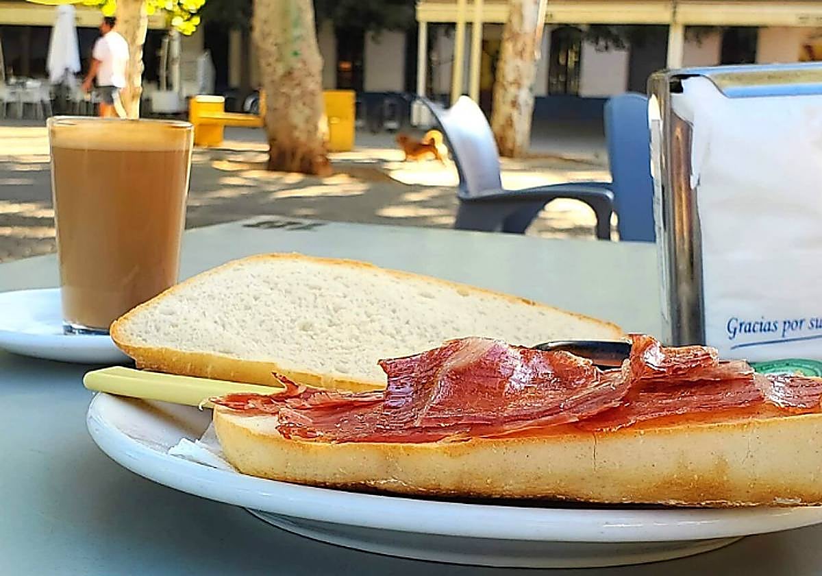 Tostada de jamón servida en un bar