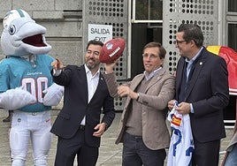 El alcalde de Madrid, balón de fútbol americano en mano, genera momentos de 'tensión' y risas entre los presentes en la visita a los cascos gigantes de la NFL