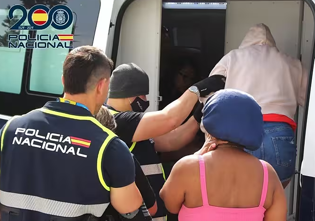 Mujeres liberadas de una operación contra la explotación sexual en Cádiz en una imagen de archivo