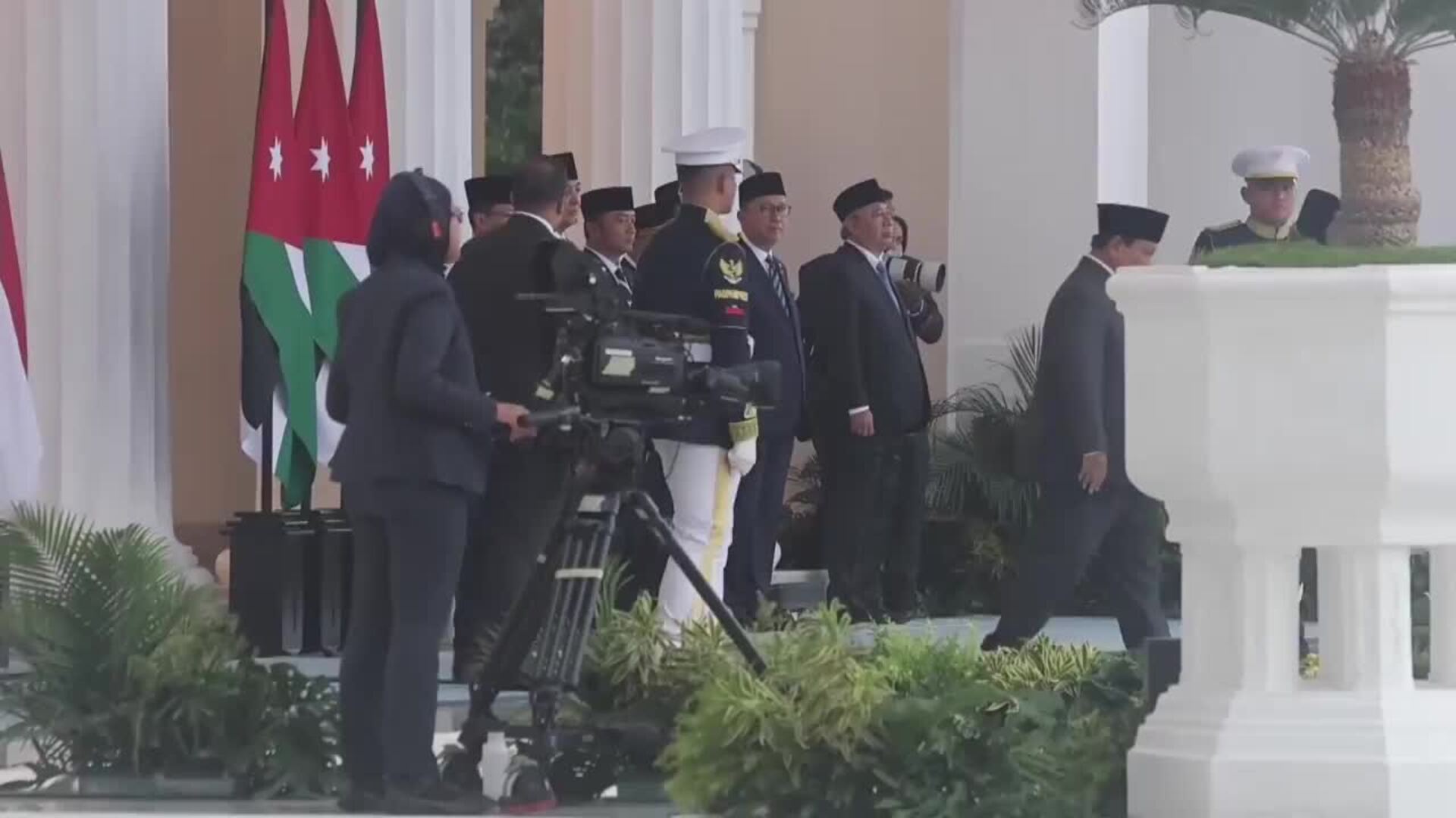 El rey de Jordania visita Indonesia