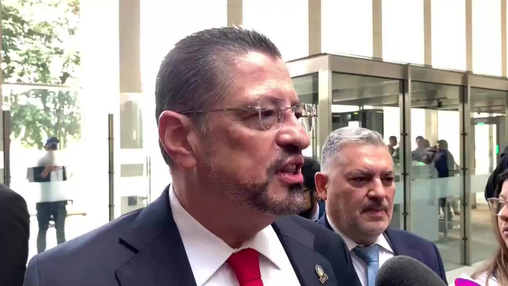 Presidente de Costa Rica tilda de &quot;circo&quot; y &quot;ópera bufa&quot; solicitud de desafuero