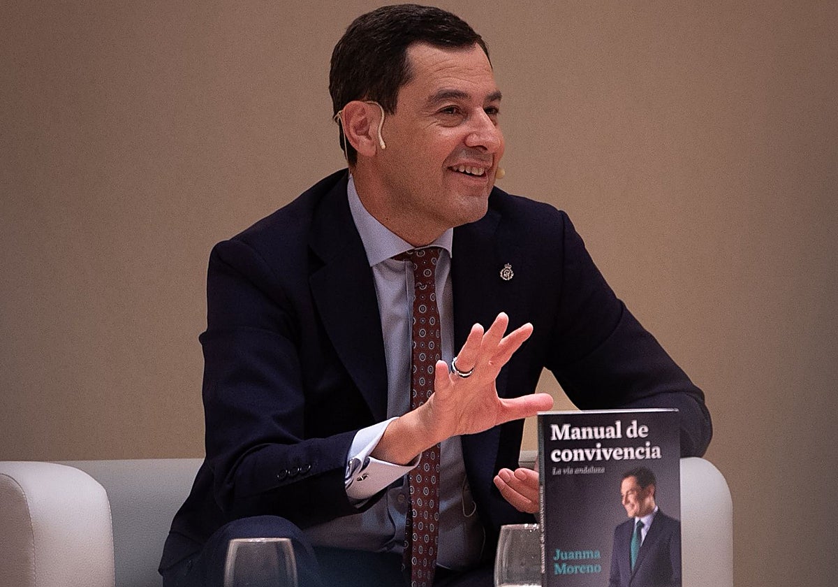 Juanma Moreno durante la presentación de su libro
