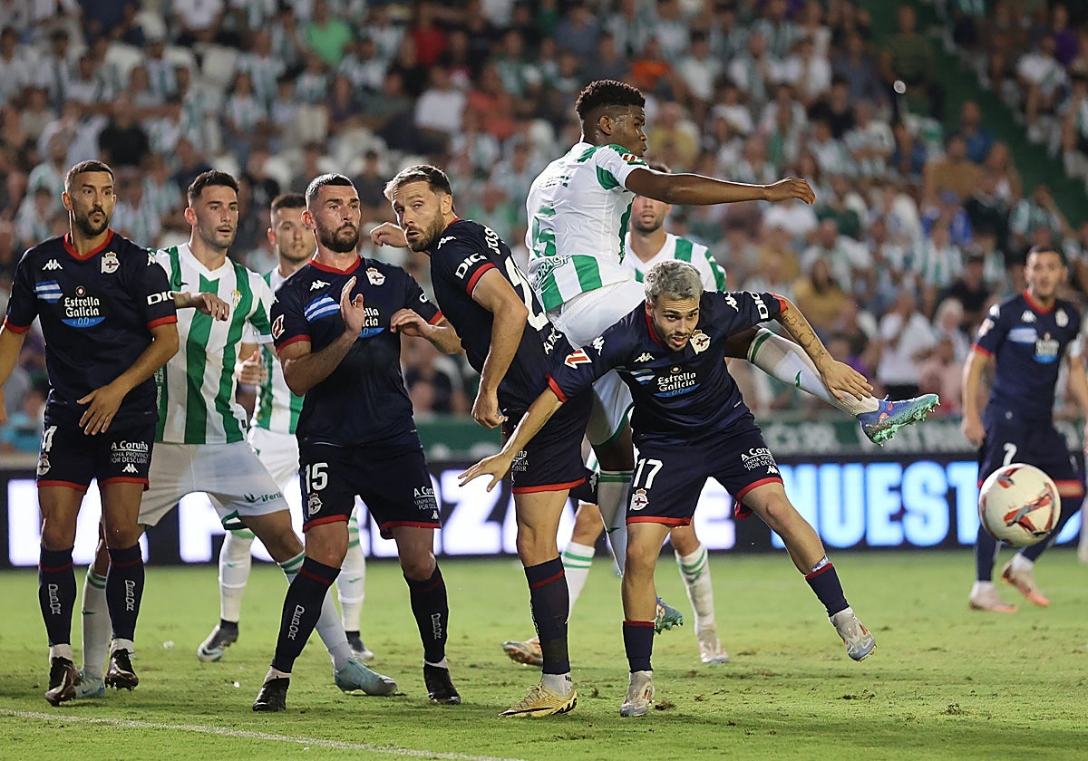 Jugadores del Córdoba y Deportivo pelean por un balón en el último partido en El Arcángel