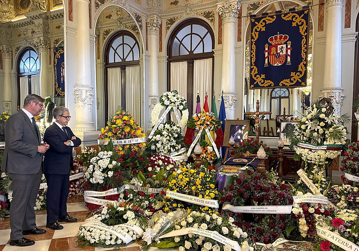 El alcalde de Puente Genil, Sergio Velasco, y el presidente de la Diputación de Córdoba, ante el féretro de Fosforito