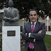 El consejero andaluz de Justicia, Administración Local y Función Pública, José Antonio Nieto, posa para ABC junto al busto dedicado a Blas Infante en el patio del Parlamento andaluz