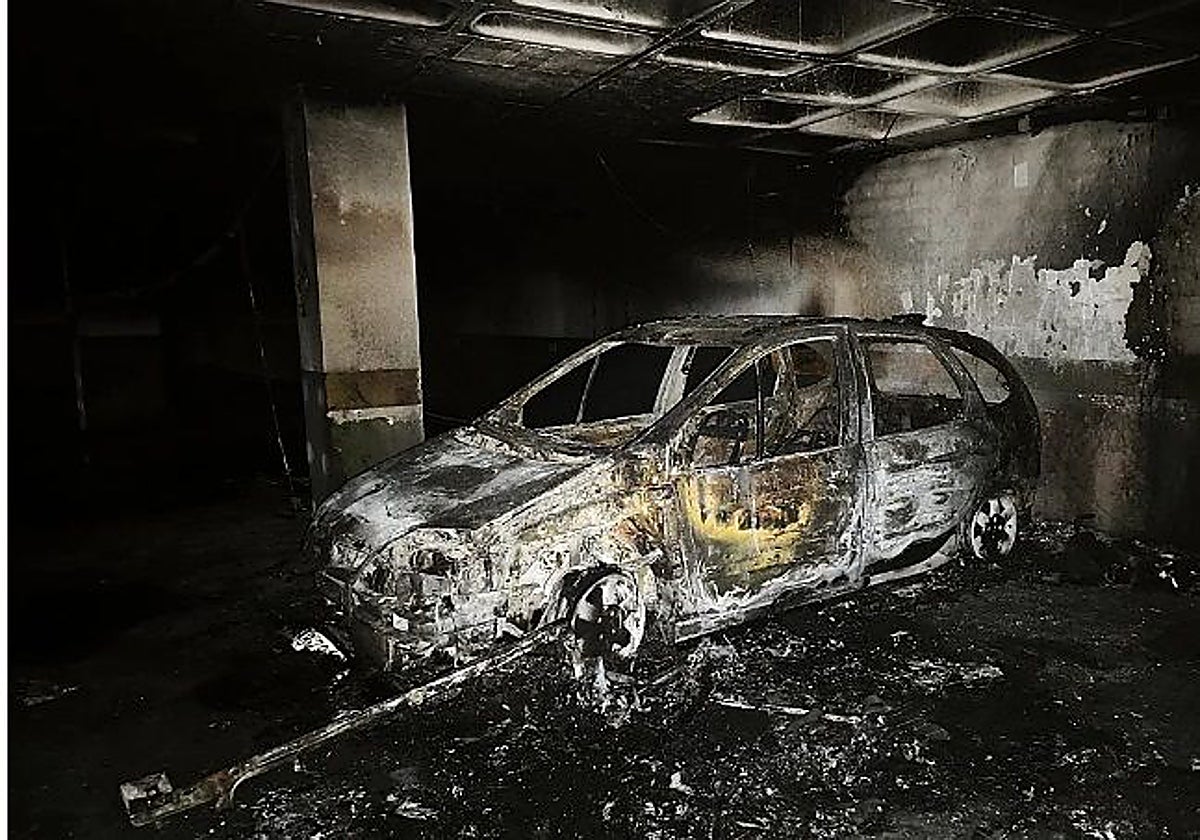 Un coche calcinado en el parking subterráneo de Priego de Córdoba tras el robo