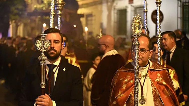 José Luis Díaz y Francisco Granados, durante el vía crucis del Cristo en 2025