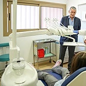 El consejero andaluz de Sanidad recrimina a María Jesús Montero que utiliza la salud de las mujeres para sacar votos