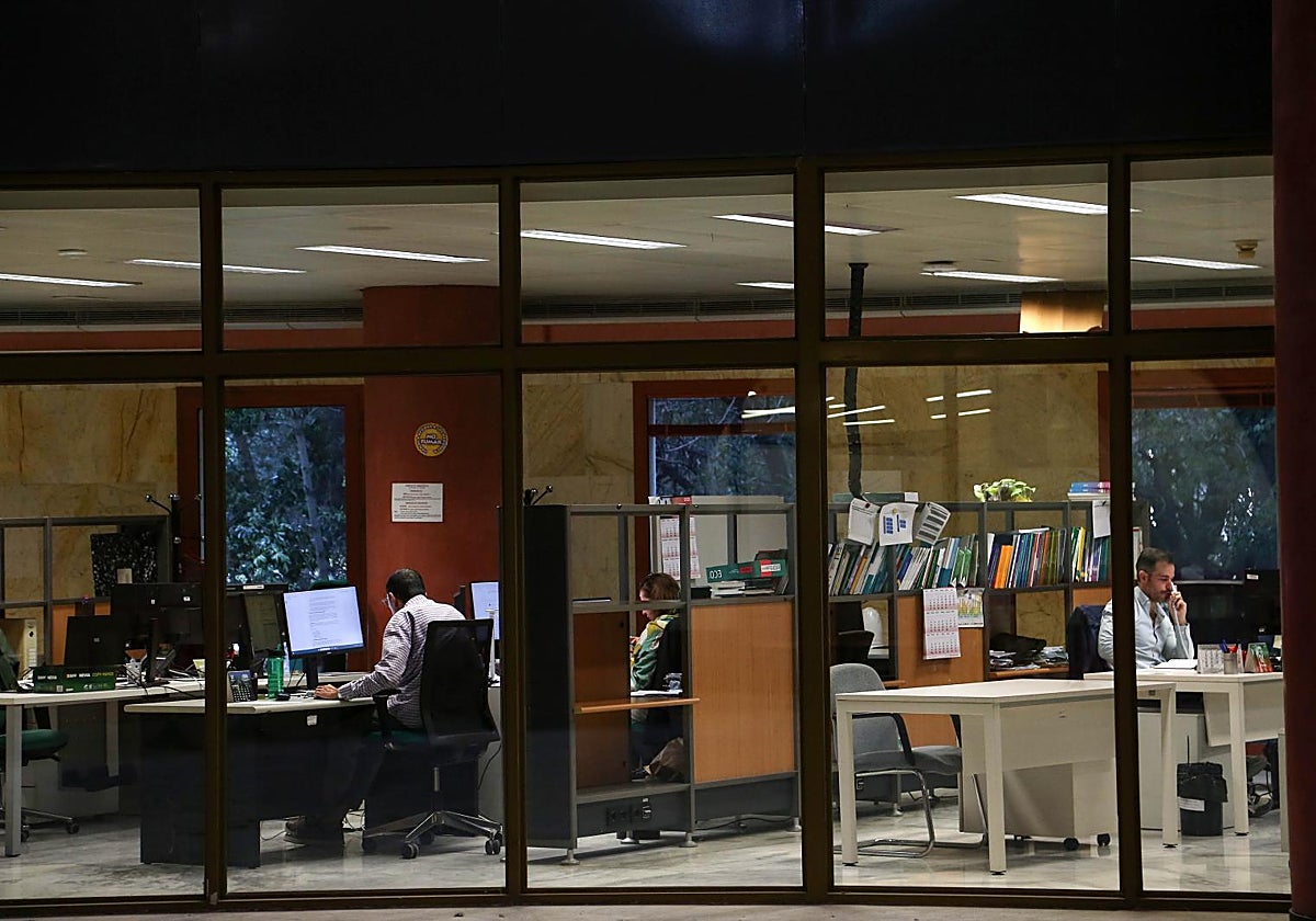 Empleados públicos trabajando en el edificio administrativo de Torretriana, de la Junta de Andalucía, en Sevilla