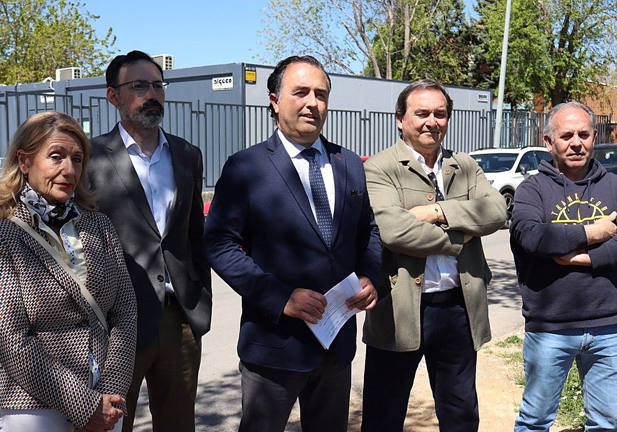 David Moreno ante los barracones del colegio de Ocaña