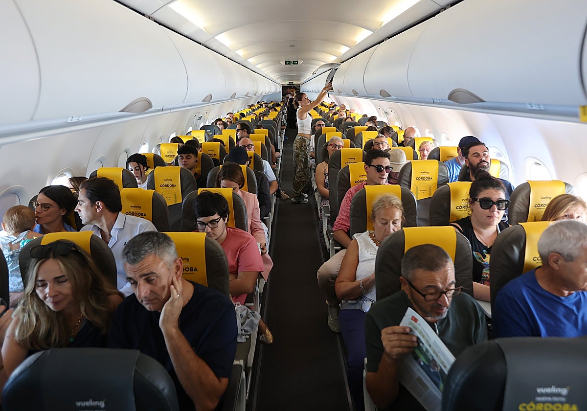 Interior del avión del primer vuelo de Vueling en la ruta Barcelona-Córdoba