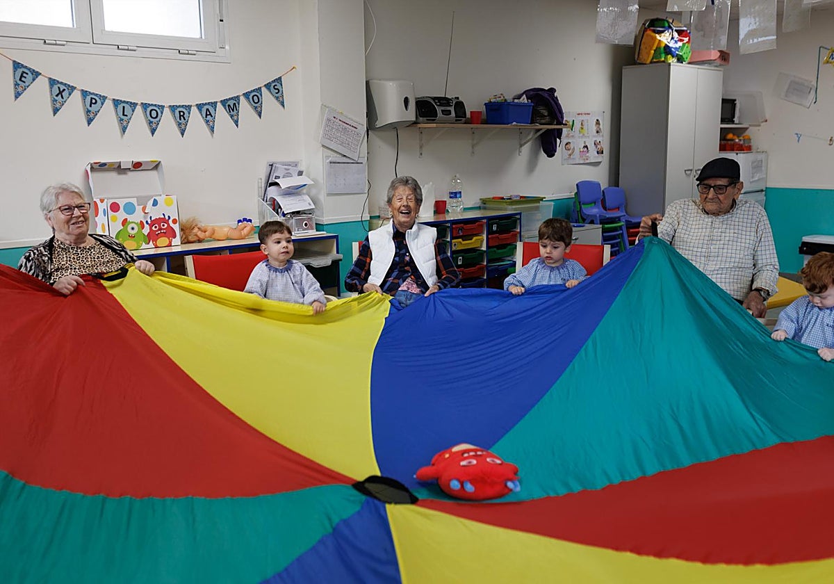Paquita y sus compañeros de residencia se divierte con los preescolares en la residencia-escuela infantil
