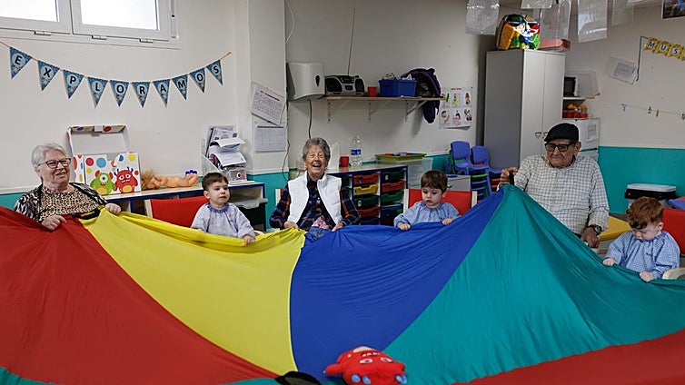 La tercera edad vuelve al parvulario en Madrid: «Ayuda a los mayores con depresión, se sienten útiles»