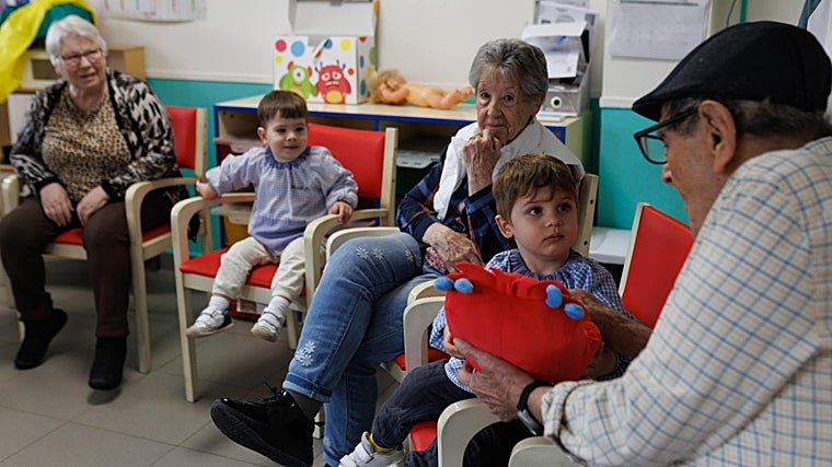 Un niño le da un peluche a su compañero mayor