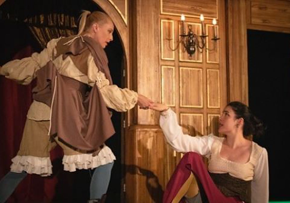 La propuesta dramatúrgica incurre en un exceso de actualización