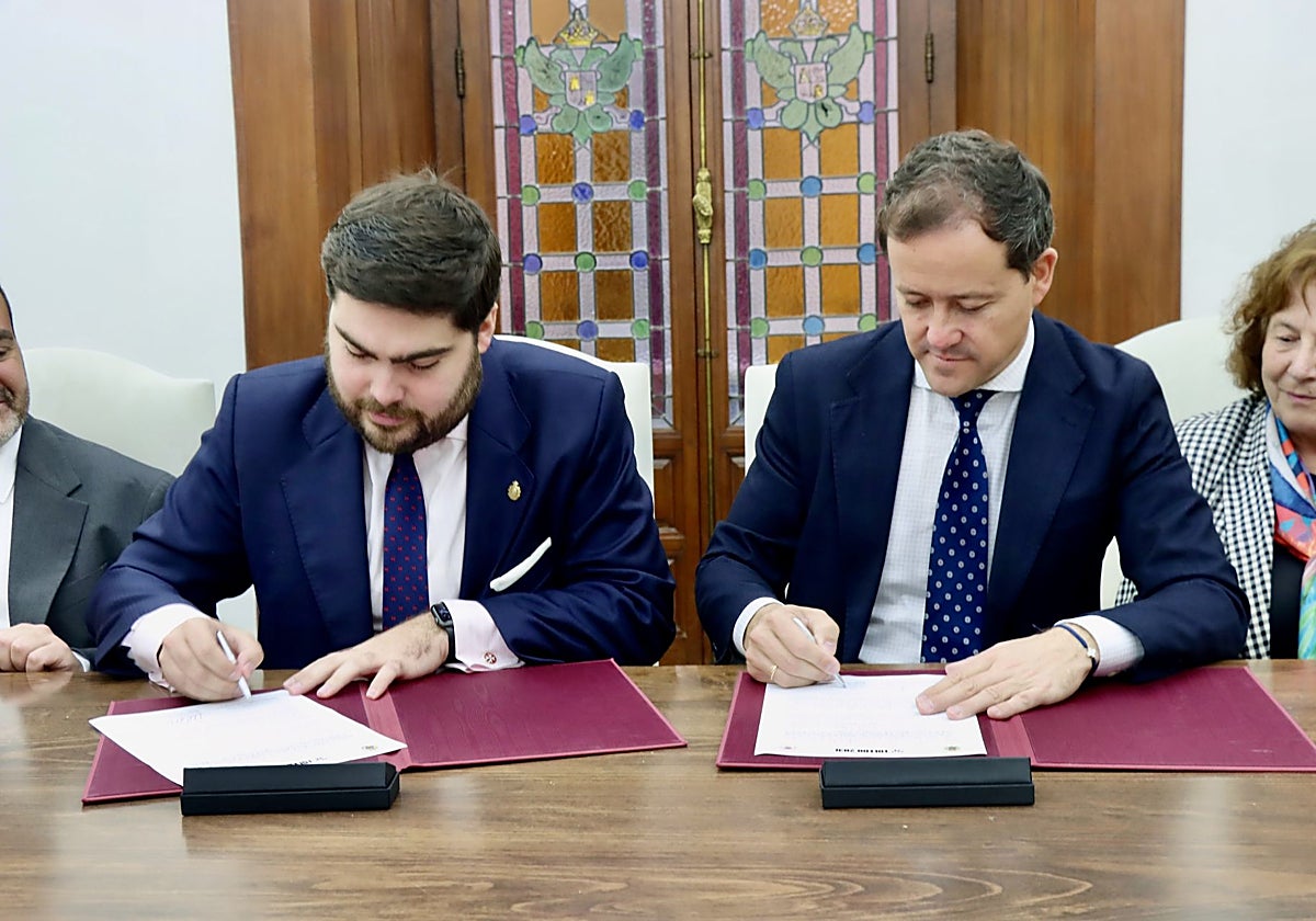 El alcalde de Toledo, Carlos Velázquez, y el presidente de la Sociedad, José María San Román, firmaron el documento de adhesión