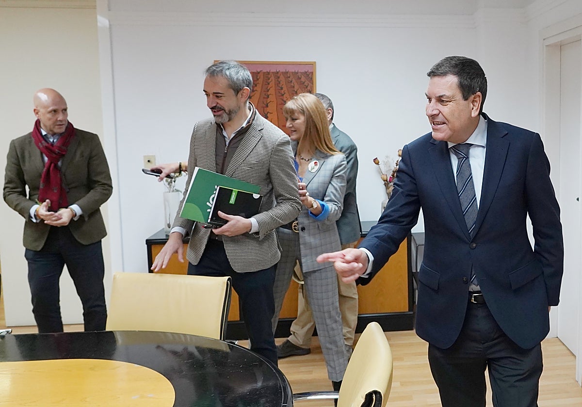 Hierro y Carriedo, con miembros de su equipo, en el encuentro de este sábado