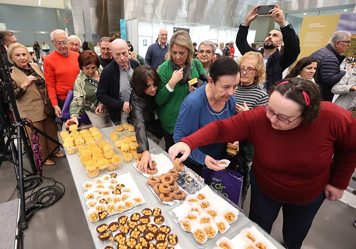 Visitantes probando una de las degustaciones de la feria