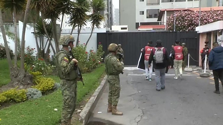 Fuerzas Armadas de Ecuador entregan paquetes electorales a los puntos de votación para el referéndum