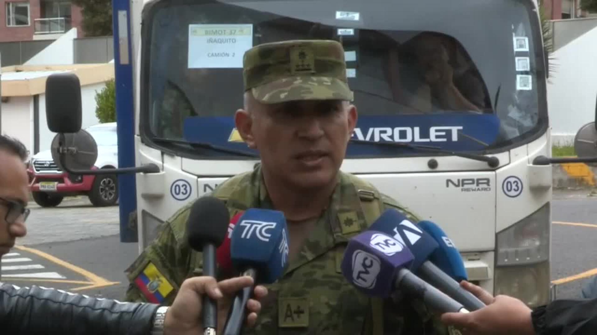 Fuerzas Armadas ecuatorianas entregan paquetes electorales a los puntos de votación para el referéndum