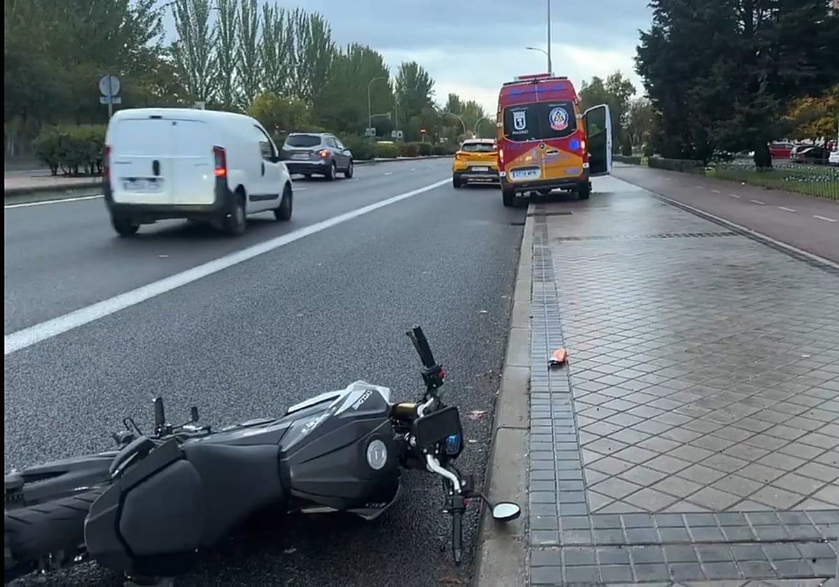 La moto del fallecido tirada en el suelo tras la caída en la avenida de Andalucía