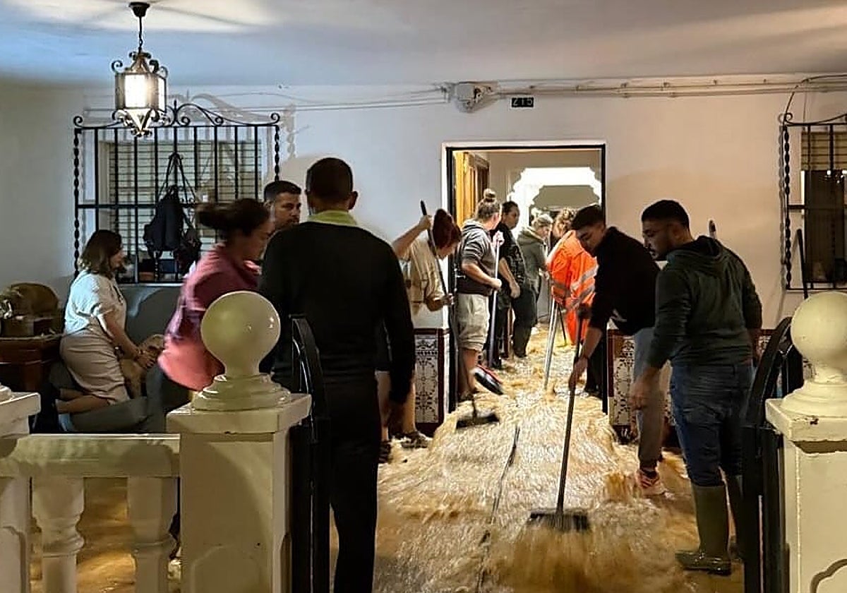 Vecinos y bomberos evacúan agua de una vivienda en Los Mochos