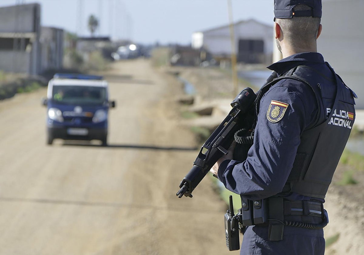 Agente de la UIP con un chaleco en un control de Isla Mayor